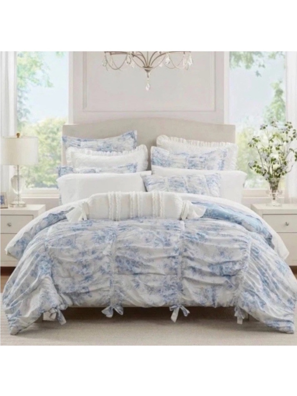 Elegant Blue and White FULL/ QUEEN
Comforter ~ Reversible NWT